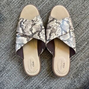 Clarks Women's Beige Snakeskin Mules 7.5 NWOT
